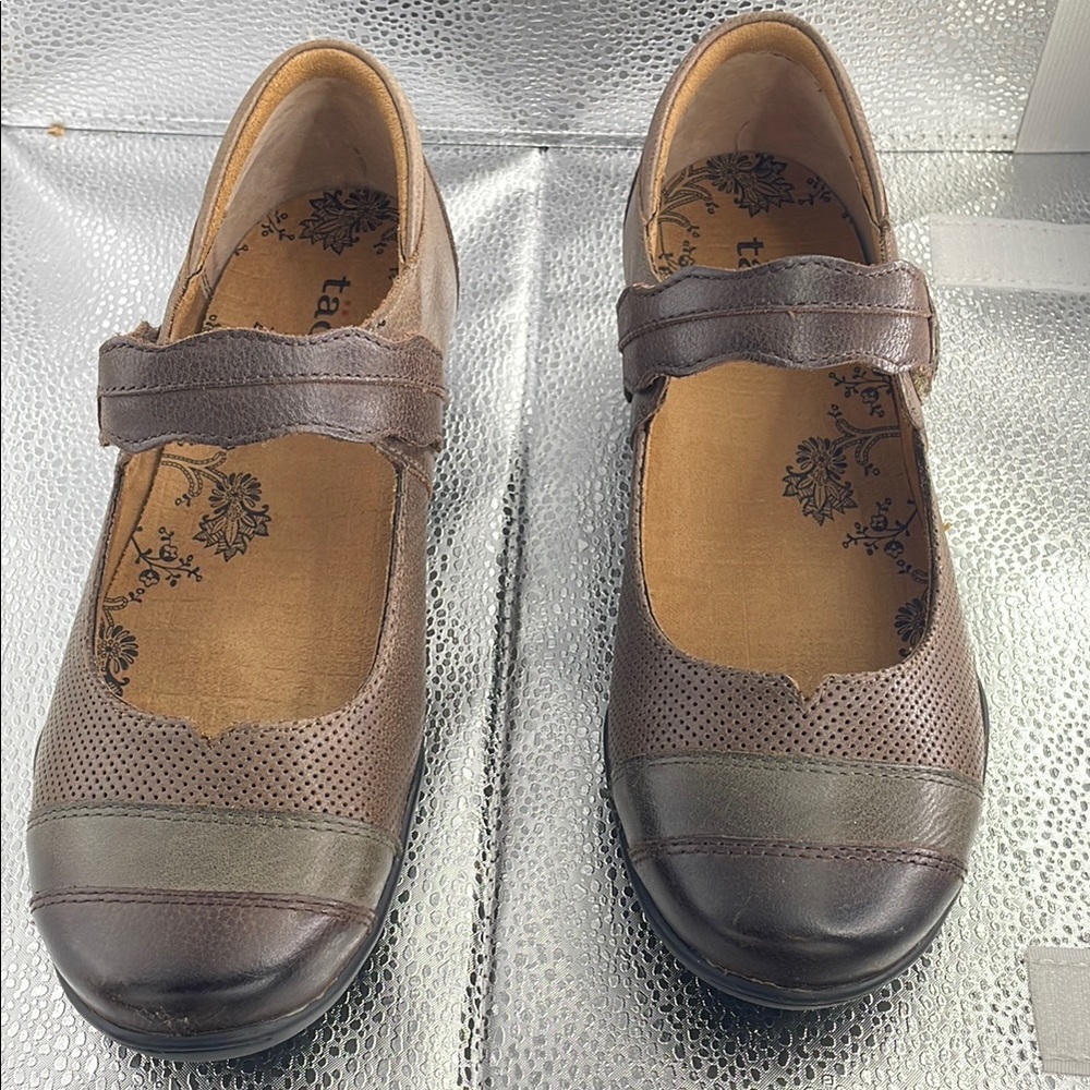 Taos Footwear Brown Flats with Comfort Features